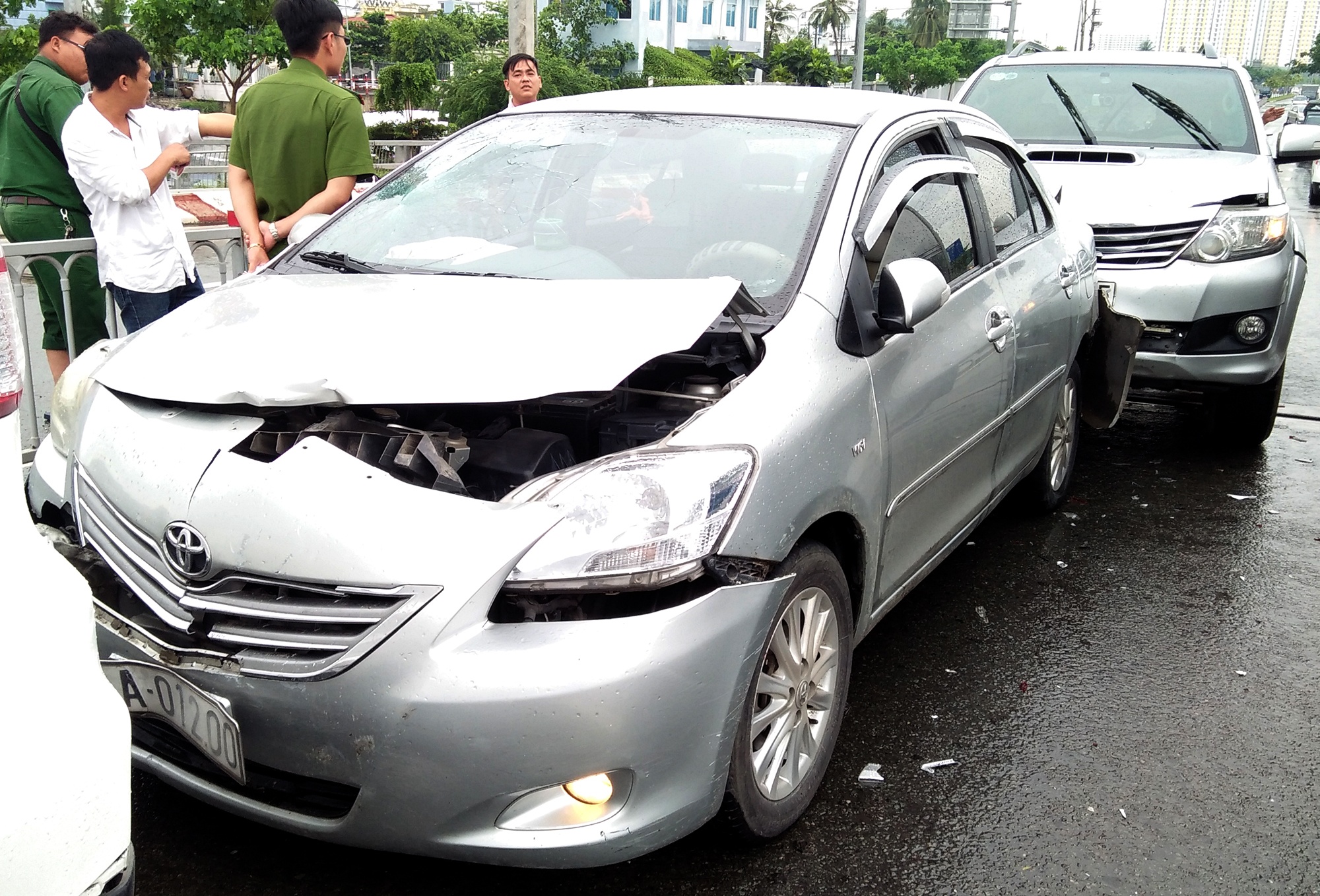 Bon oto va cham lien hoan tren cau o Sai Gon hinh anh