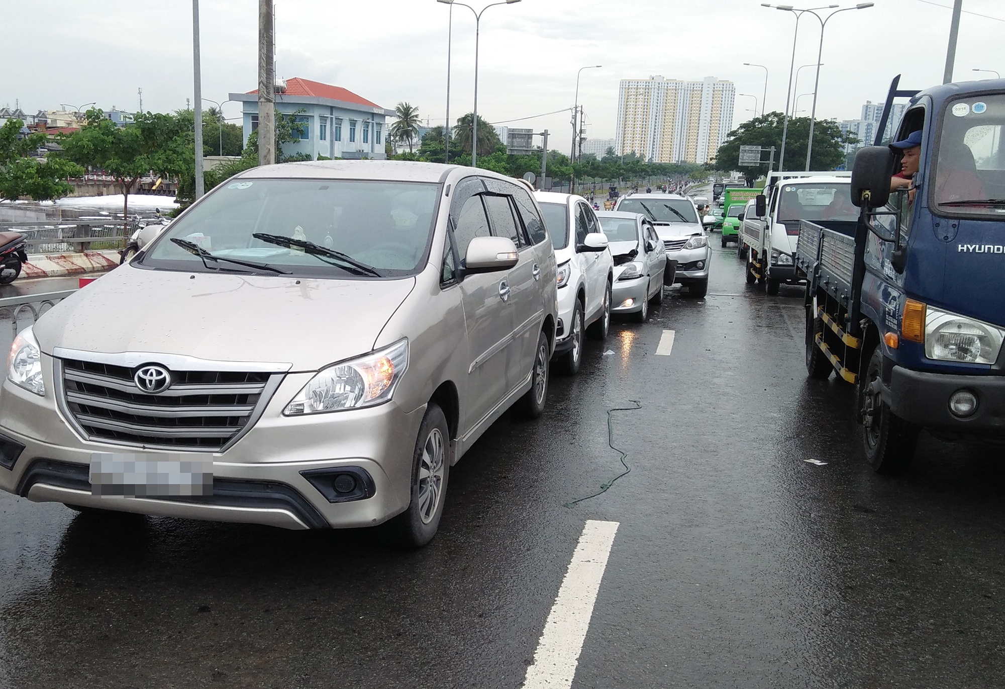 tai nạn 4 xe ở sài gòn ảnh 1 tai nan 4 xe o sai gon anh 1