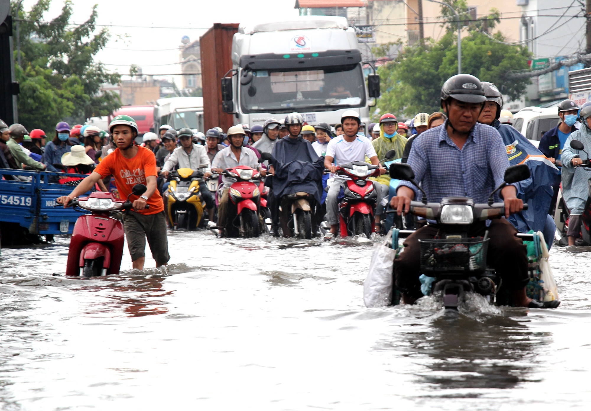 Sai Gon mua nhu thac do, nguoi dan loi bi bom di lam hinh anh