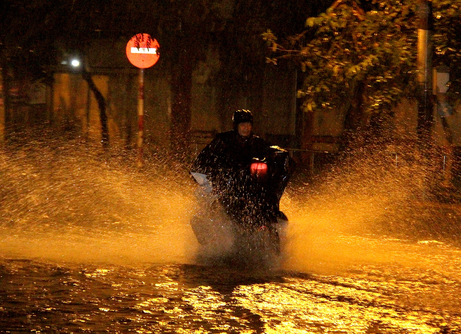 Duong pho Sai Gon thanh song sau tran mua nhieu gio luc nua dem hinh anh