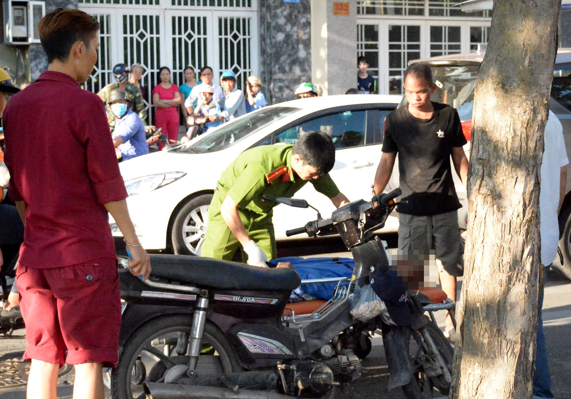 Nguoi dan ong guc chet tren xe may o Sai Gon hinh anh