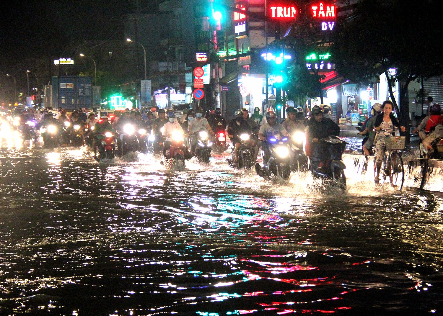 mưa ngập ở sài gòn ảnh 1 mua ngap o sai gon anh 1