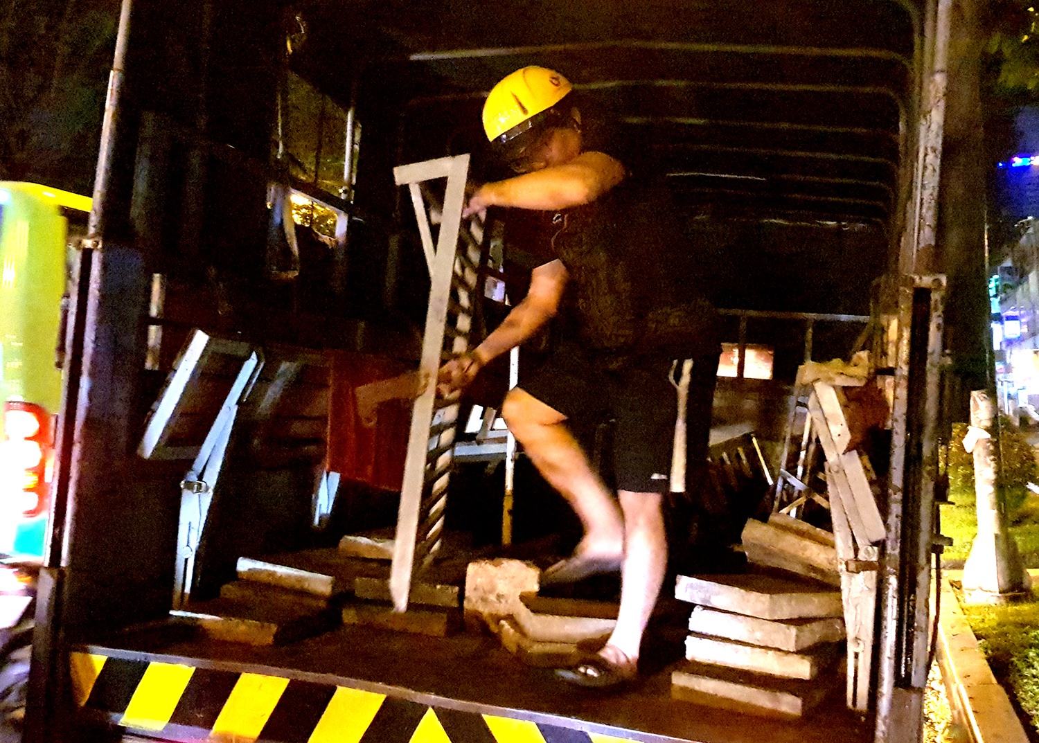 Nguoi dan ong chay nhieu km tim ong Hai doi thang sat bi tich thu oan hinh anh