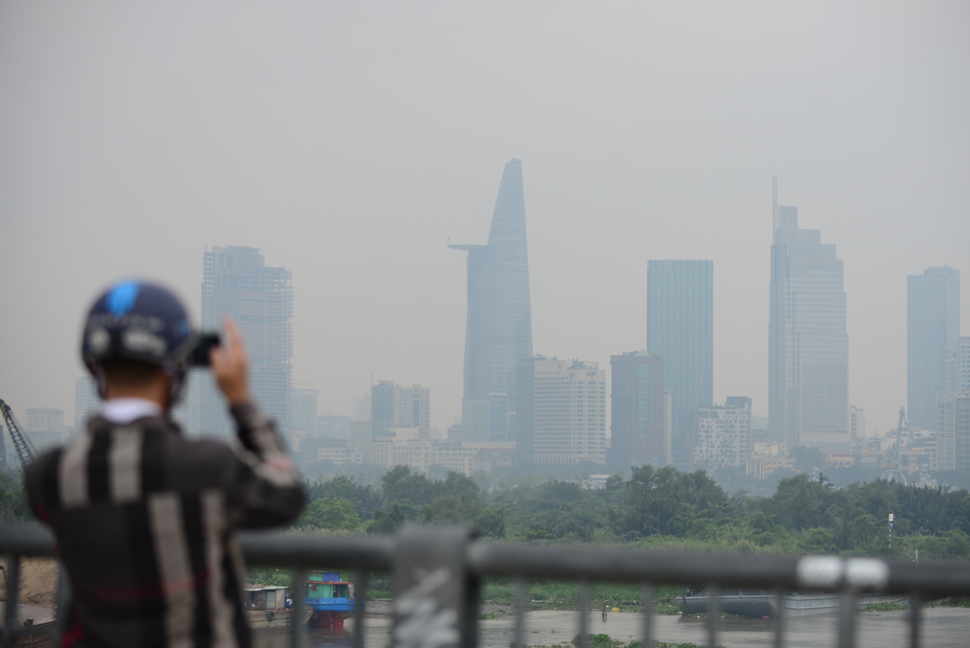 Suong mu day dac bao phu Sai Gon tu sang den trua hinh anh