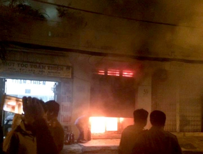 Mau thuan tinh cam, nam thanh nien dot cua hang ban gai hinh anh