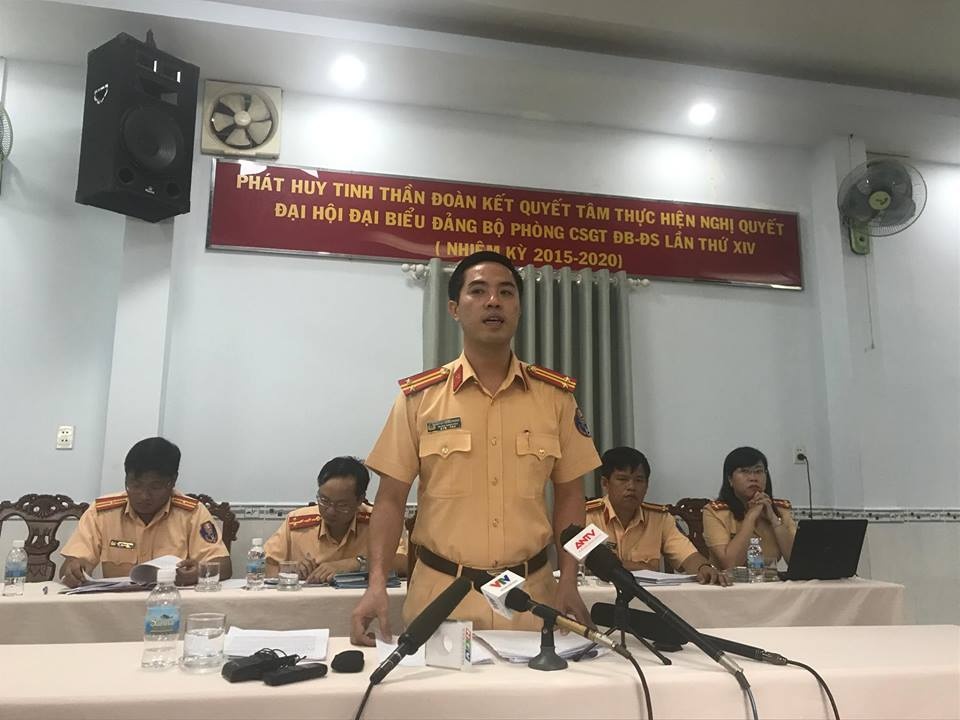 cảnh sát giao thông nhận mãi lộ ảnh 1 canh sat giao thong nhan mai lo anh 1
