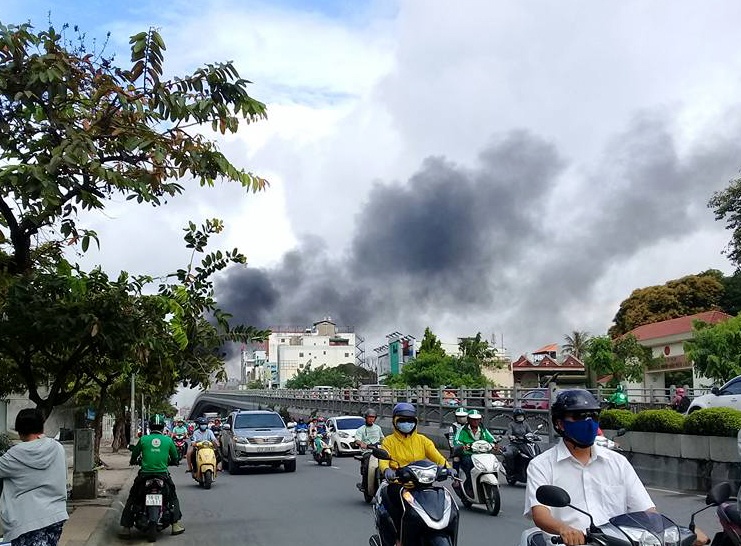 Khoi lua bao trum nha dan tren duong Cong Hoa hinh anh