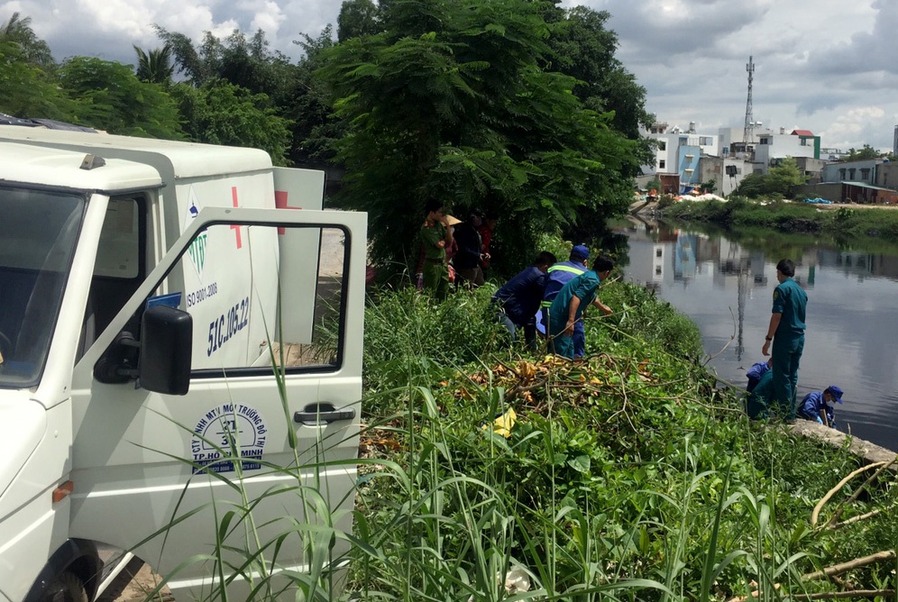 co gai chet loa the tren song anh 1