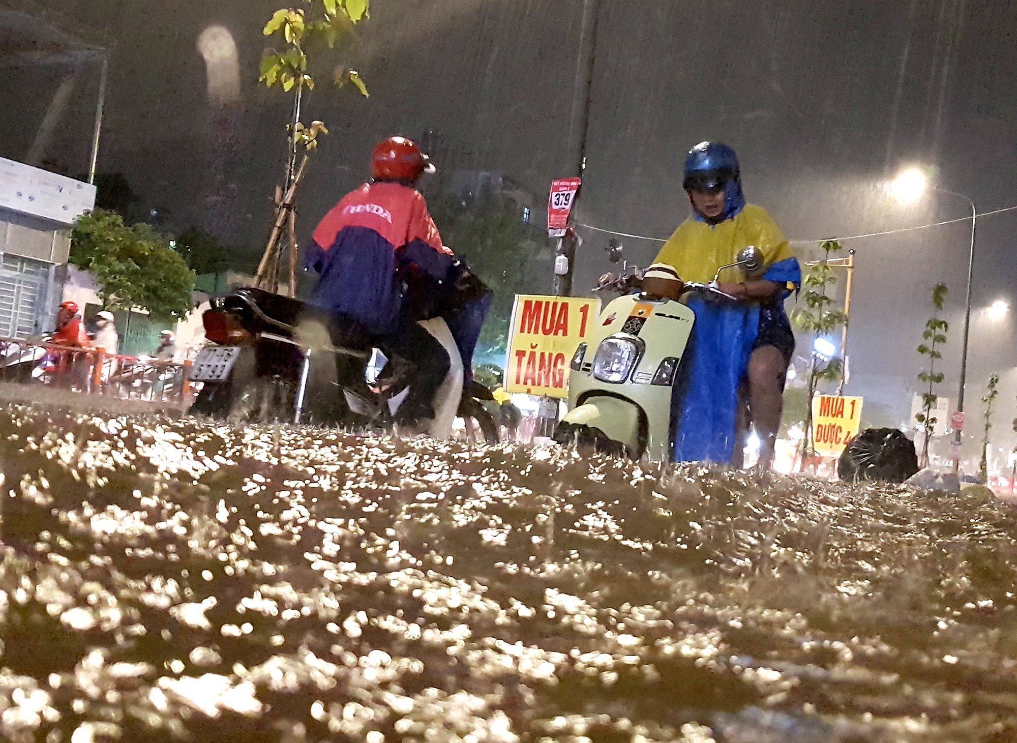 Duong pho Sai Gon ngap nang trong dem Trung thu hinh anh