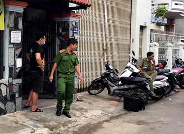 Tai xe GrabBike bi cuop dam trong thuong o Sai Gon hinh anh