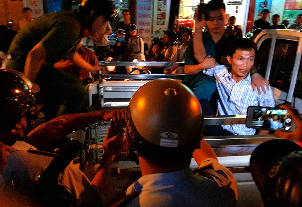 Tai xe 'an va' khi bi cau xe dau tren via he Sai Gon hinh anh