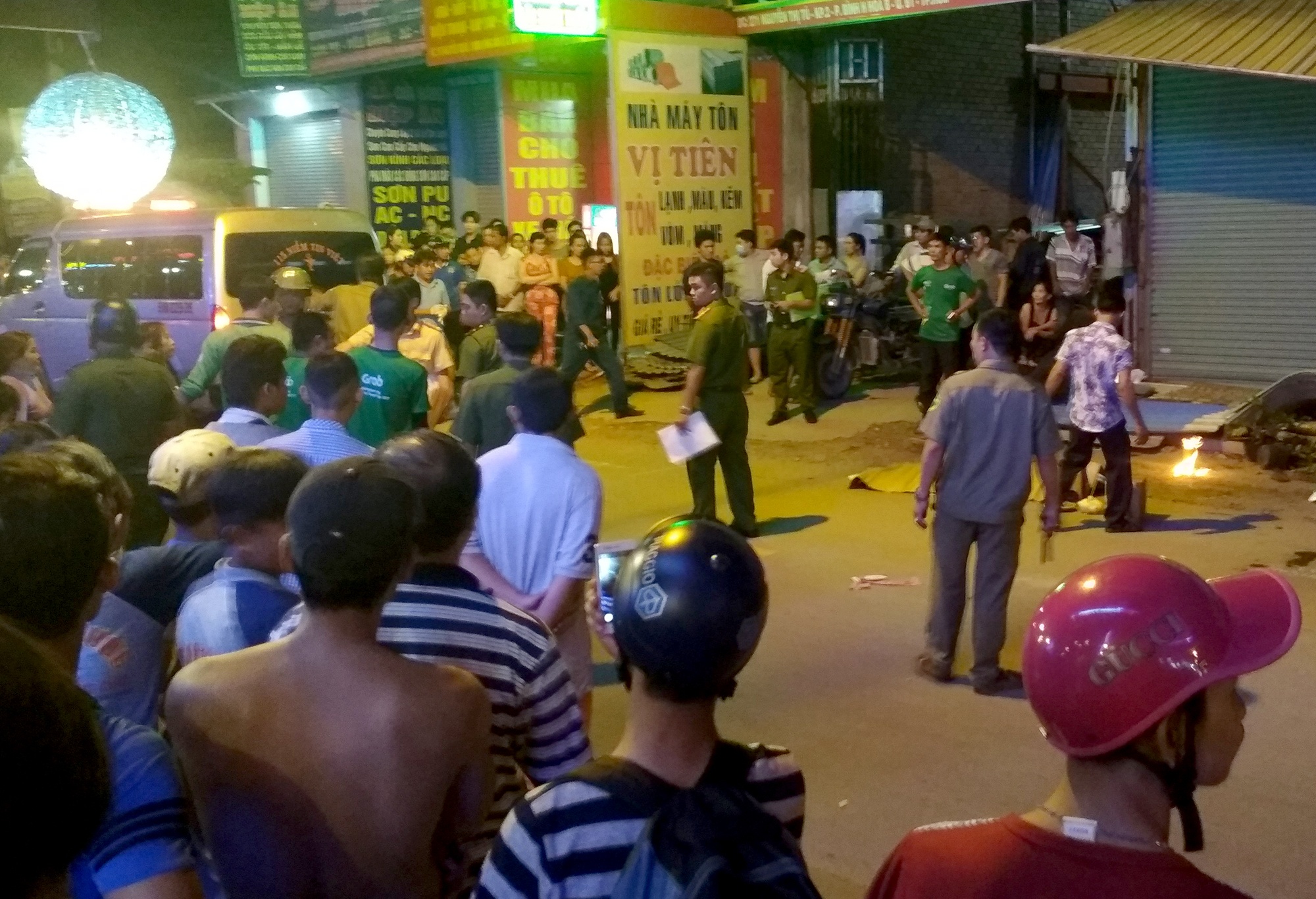 Tai xe GrabBike tu vong sau va cham voi xe dau keo o Sai Gon hinh anh