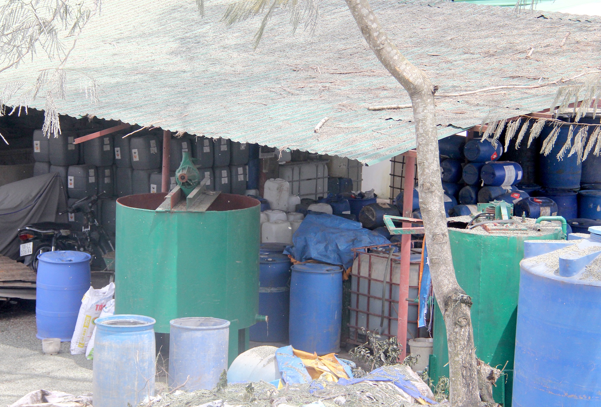 Bên trong cở sở san chiếc khí amoniac ảnh 3 Ben trong co so san chiec khi amoniac anh 3