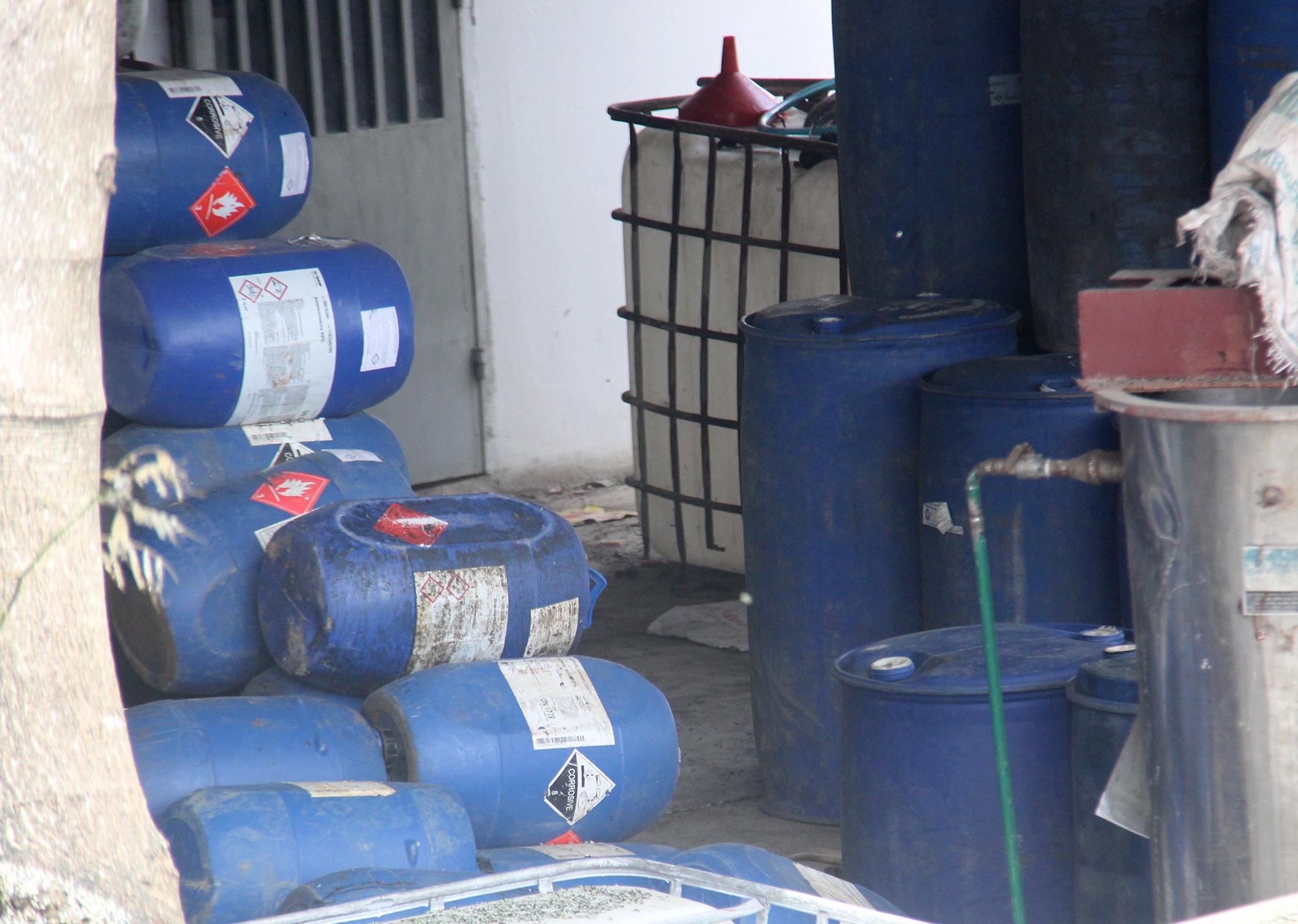 Bên trong cở sở san chiếc khí amoniac ảnh 4 Ben trong co so san chiec khi amoniac anh 4