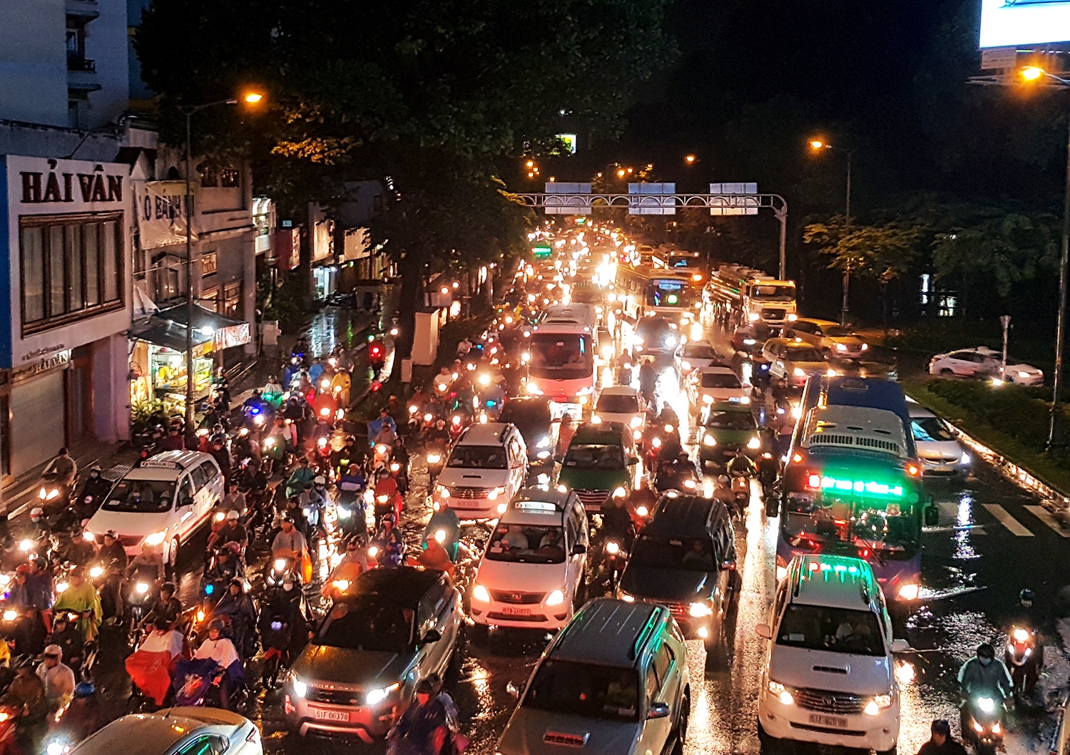 Sai Gon mua lon, cua ngo san bay Tan Son Nhat lai ket cung hinh anh