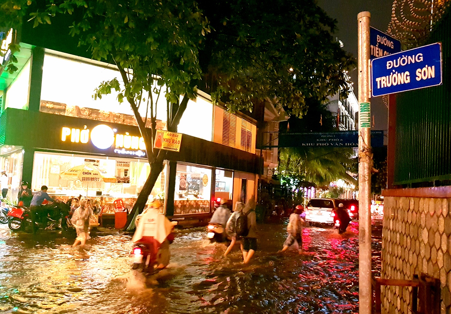 mua ngap ket xe quanh san bay anh 2