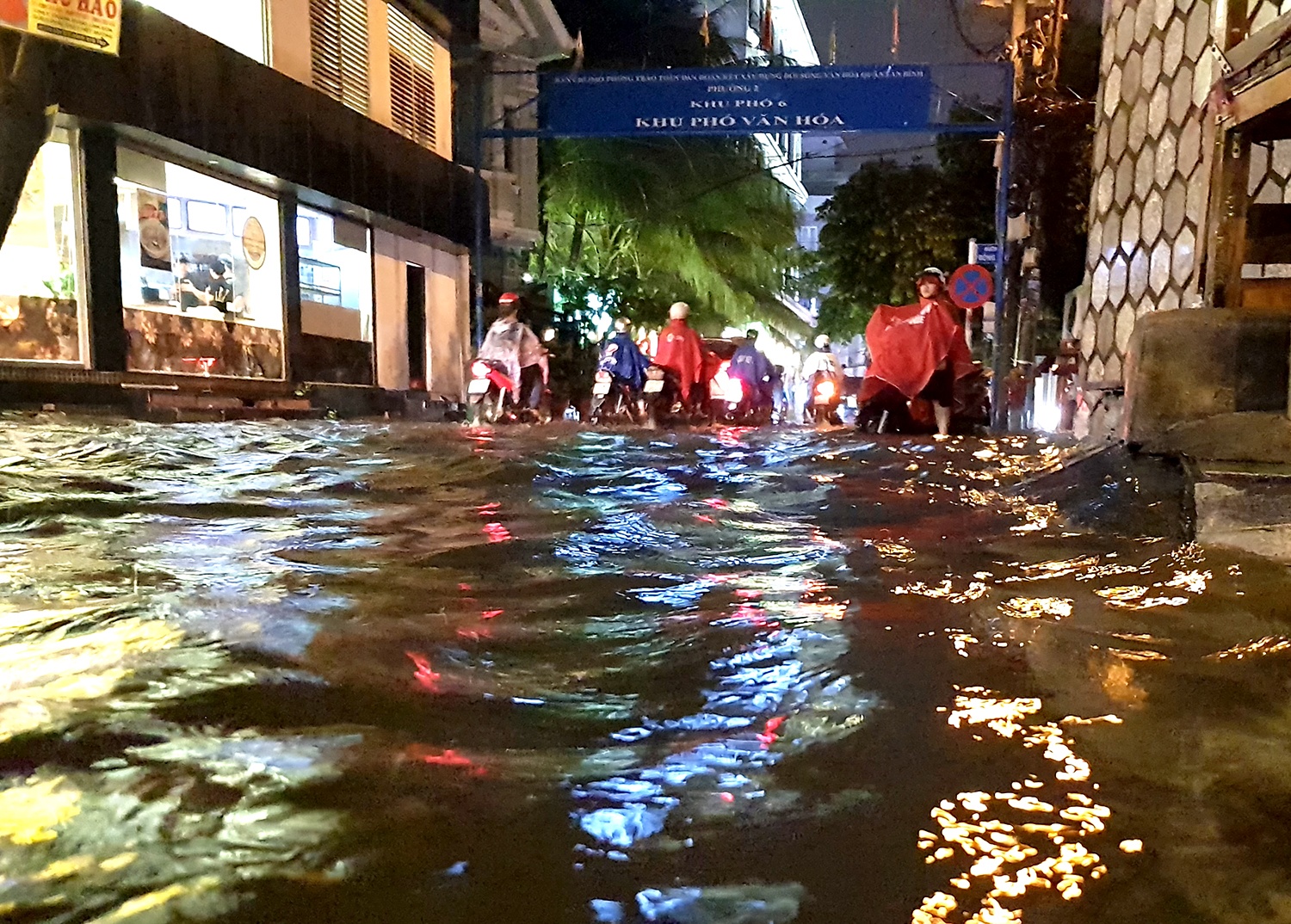 mua ngap ket xe quanh san bay anh 3