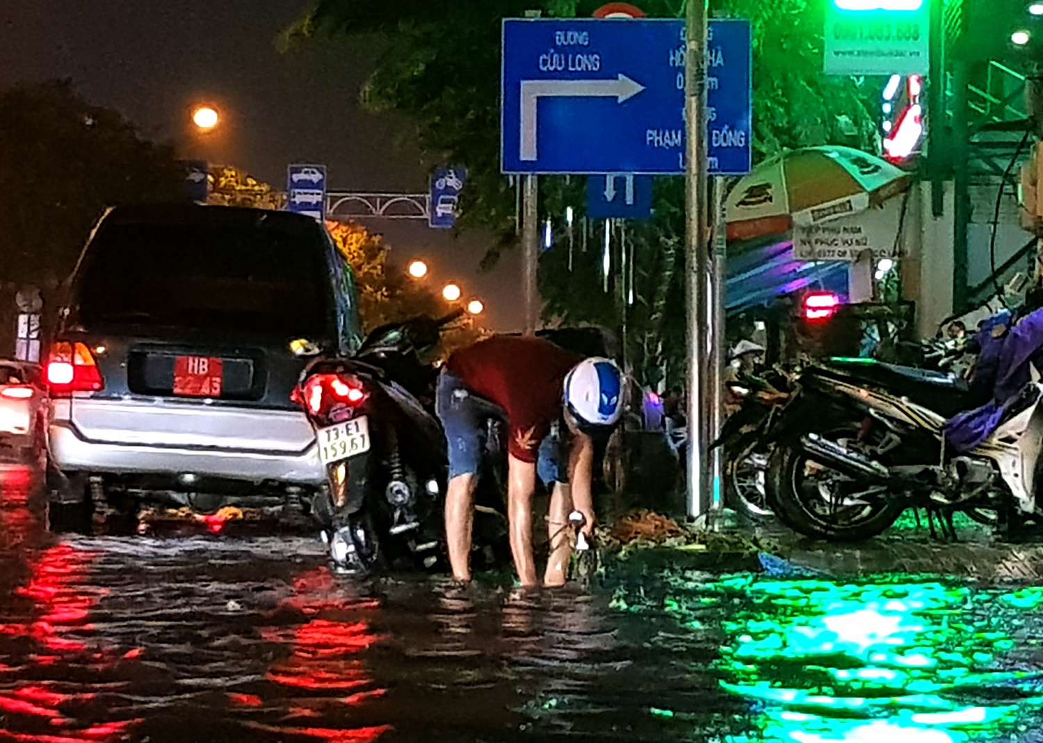 mua ngap ket xe quanh san bay anh 4