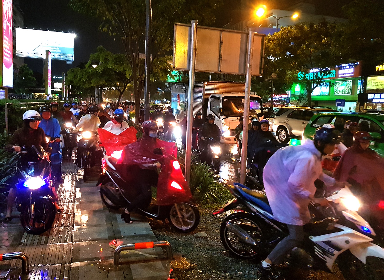 mua ngap ket xe quanh san bay anh 6