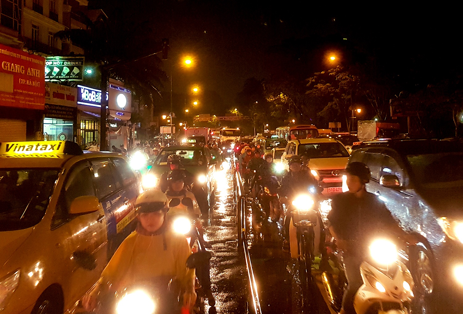 mua ngap ket xe quanh san bay anh 5