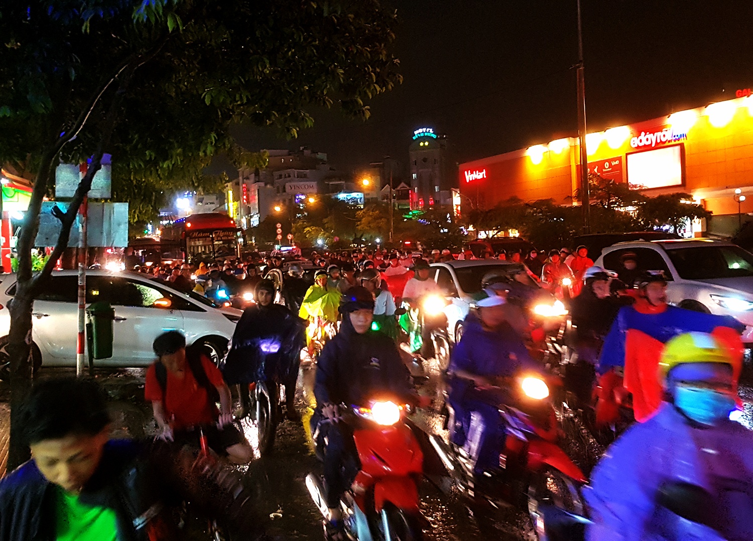 mua ngap ket xe quanh san bay anh 7