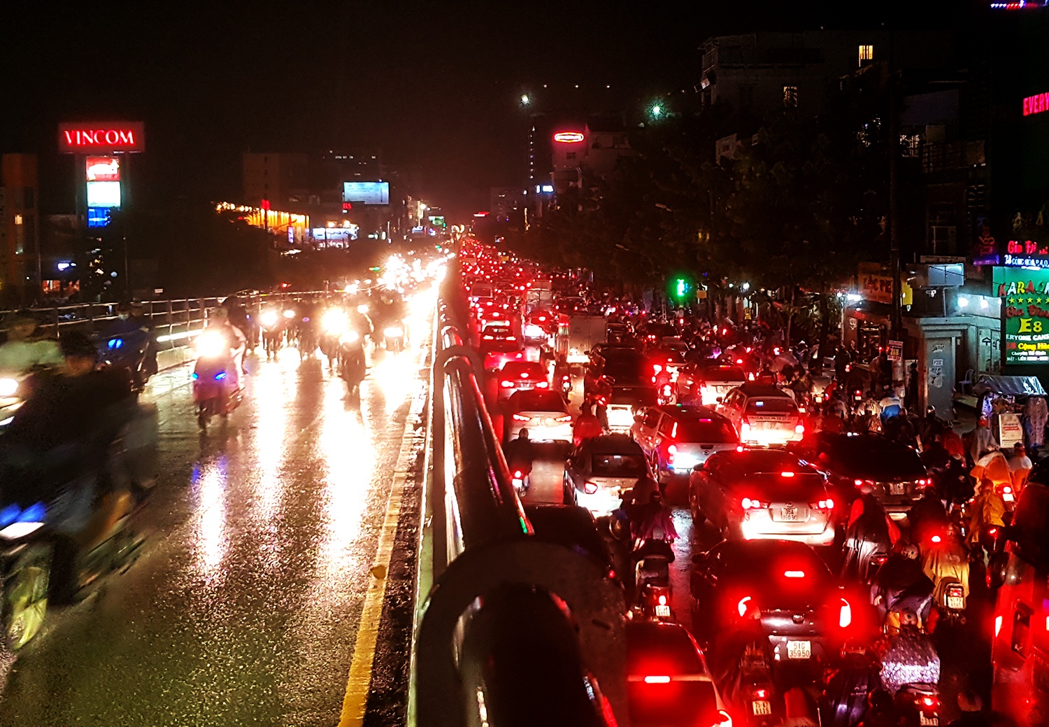 mua ngap ket xe quanh san bay anh 8