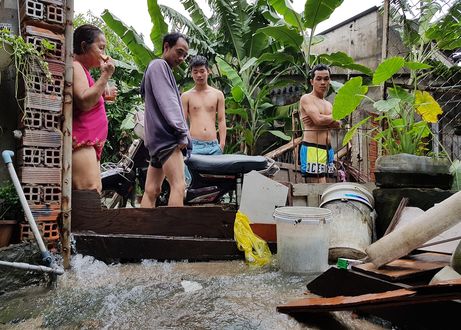Nguoi sai gon boi phao de di lam anh 7