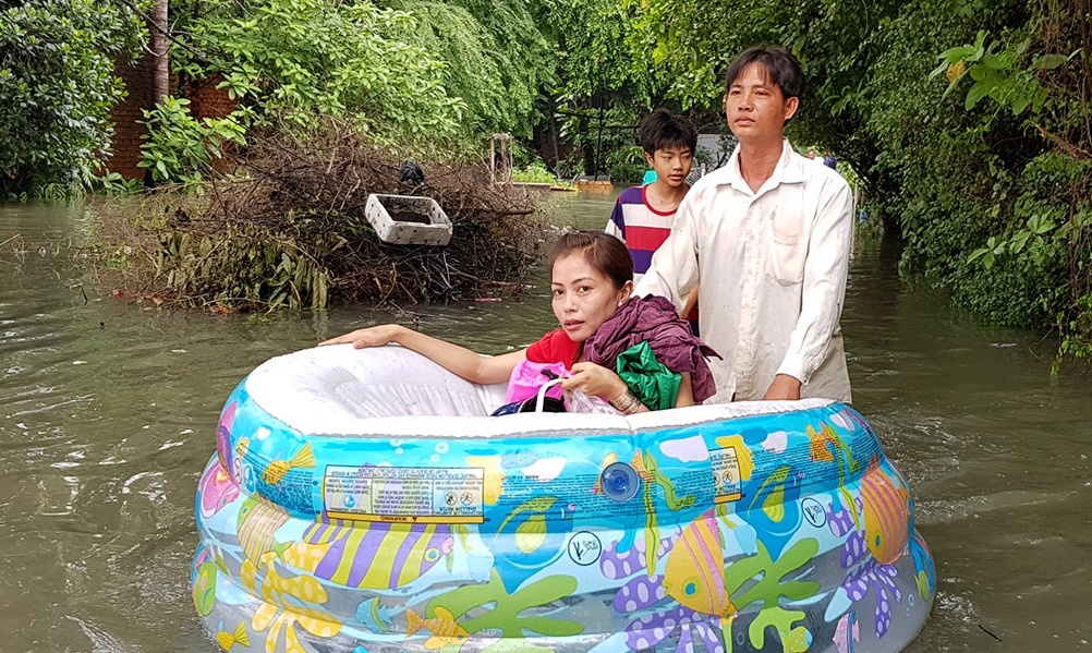 Nuoc ngap, nguoi Sai Gon ngoi phao roi nha hinh anh