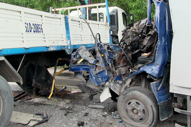 2 xe tải tông nhau ở sài gòn ảnh 2 2 xe tai tong nhau o sai gon anh 2