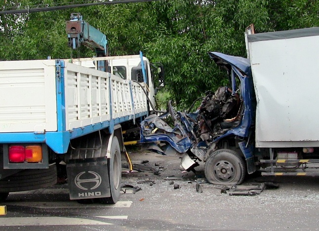 Cuu tai xe mac ket trong cabin bien dang sau tai nan o Sai Gon hinh anh