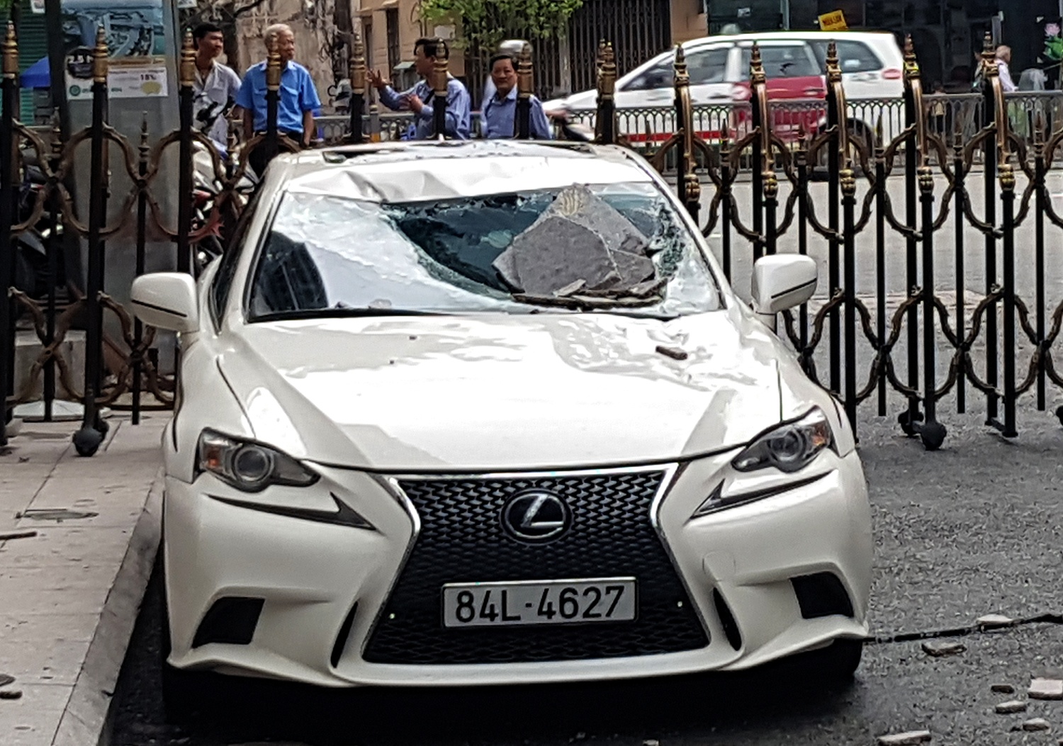 cần cẩu đập trúng ngân hàng ảnh 2 can cau dap trung ngan hang anh 2