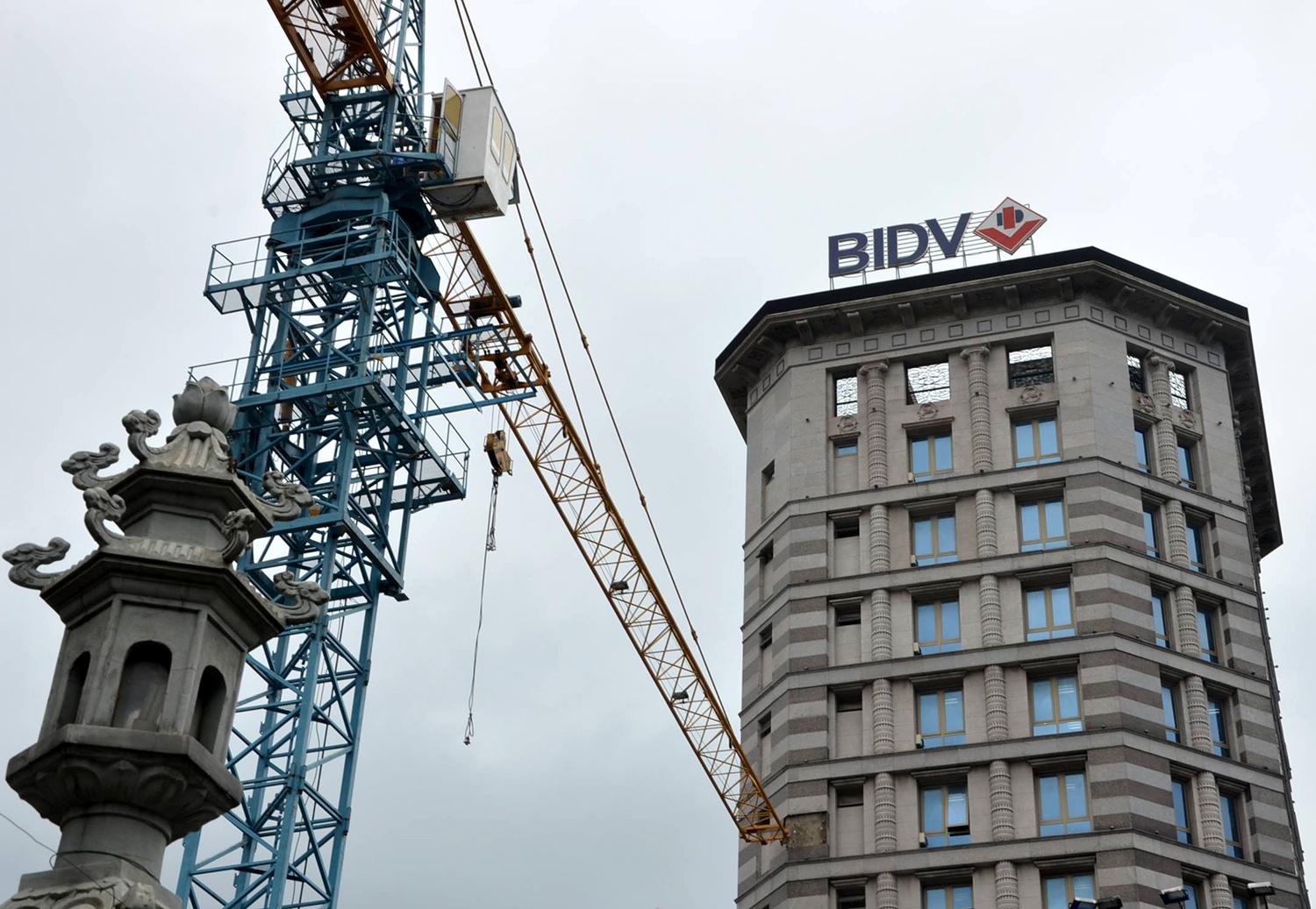 cần cẩu đập trúng ngân hàng ảnh 1 can cau dap trung ngan hang anh 1