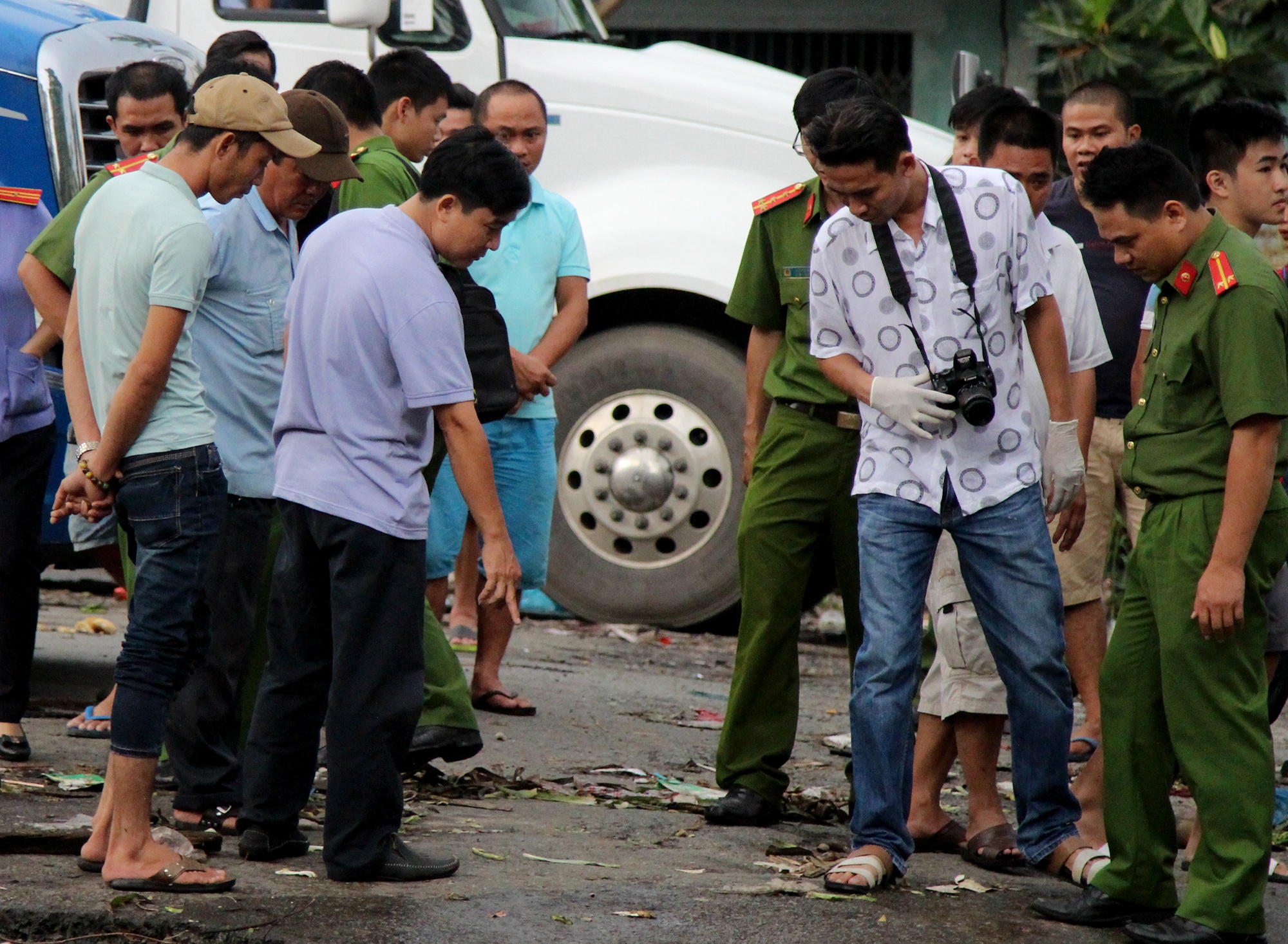 Tai xe bi dam chet trong cho nong san o Sai Gon hinh anh