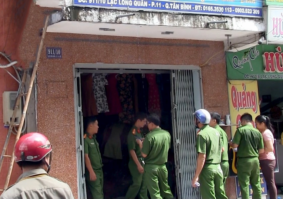 Pha cua cuu hai vo chong trong can nha chay o Sai Gon hinh anh