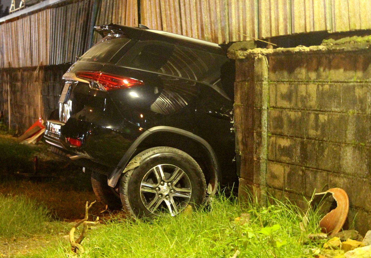 Ca gia dinh thoat chet khi oto Fortuner tong thung tuong hinh anh