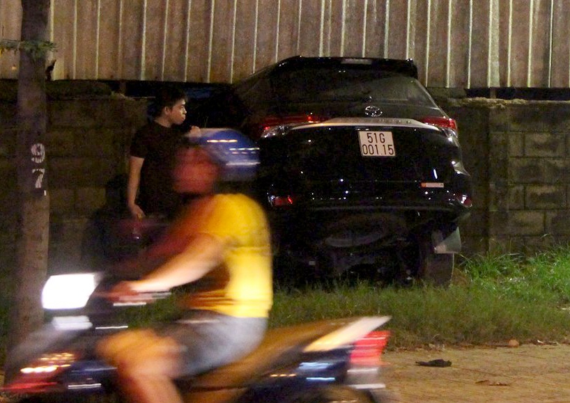 ôtô tông sập tường công ty ảnh 2 oto tong sap tuong cong ty anh 2