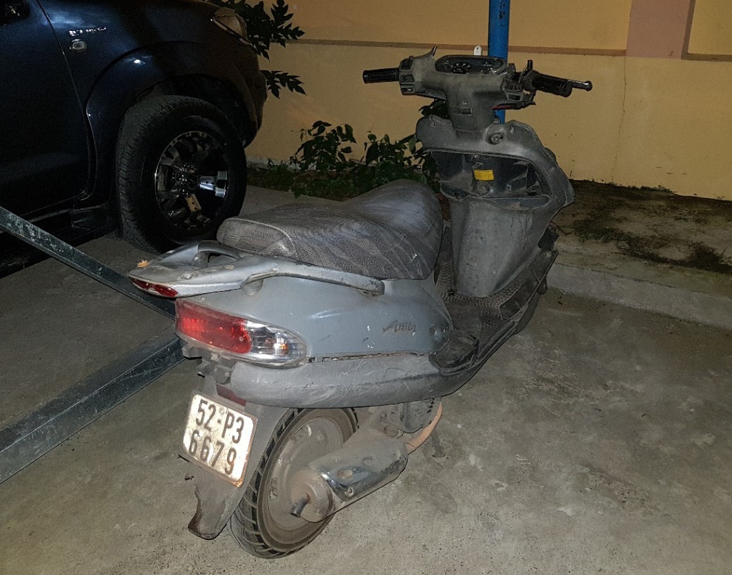 thanh niên đập kính ôtô ở sài gòn ảnh 2 thanh nien dap kinh oto o sai gon anh 2