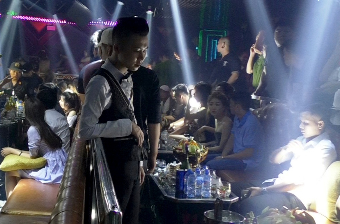 Hang chuc dan choi phe ma tuy trong 3 quan bar o trung tam Sai Gon hinh anh