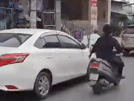 thanh niên đập kính ôtô ở sài gòn ảnh 1 thanh nien dap kinh oto o sai gon anh 1