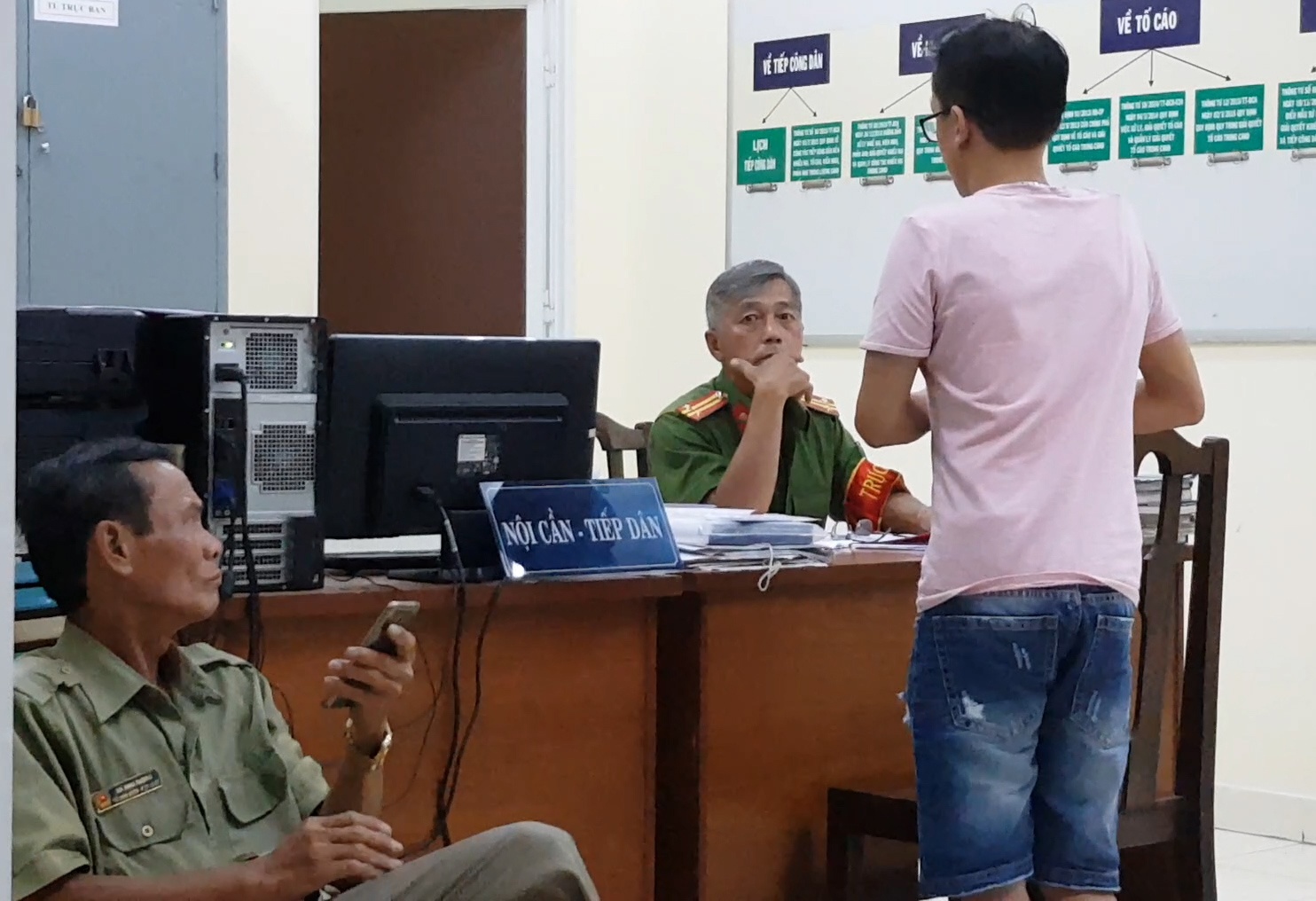 Nan nhan hoang so khi thanh nien cam ma tau chem kinh oto hinh anh