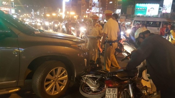 Nguoi dan dap kinh dua tai xe co thu ra khoi xe sau tai nan hinh anh