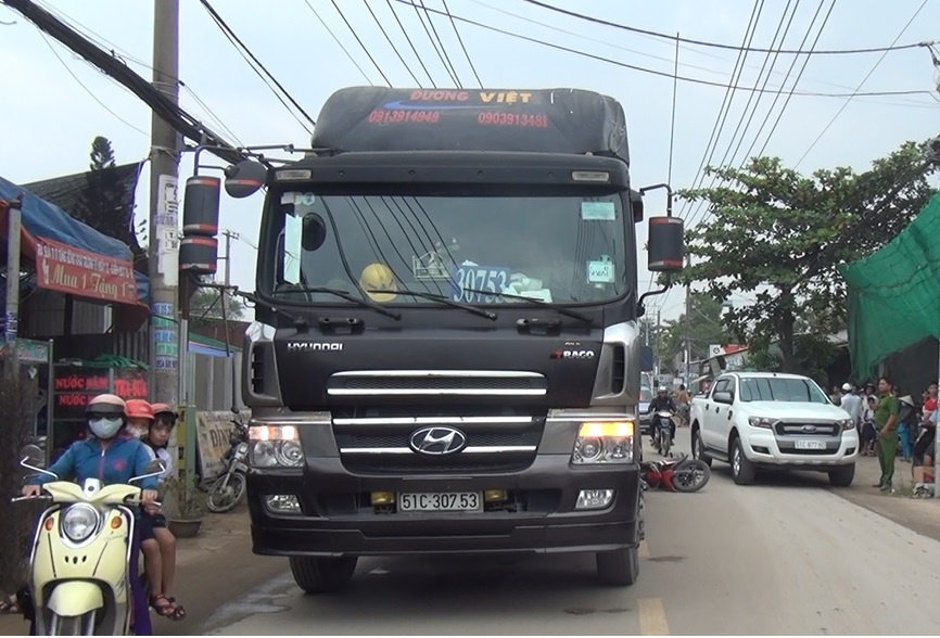 Nu sinh 20 tuoi bi xe dau keo can tu vong o Sai Gon hinh anh