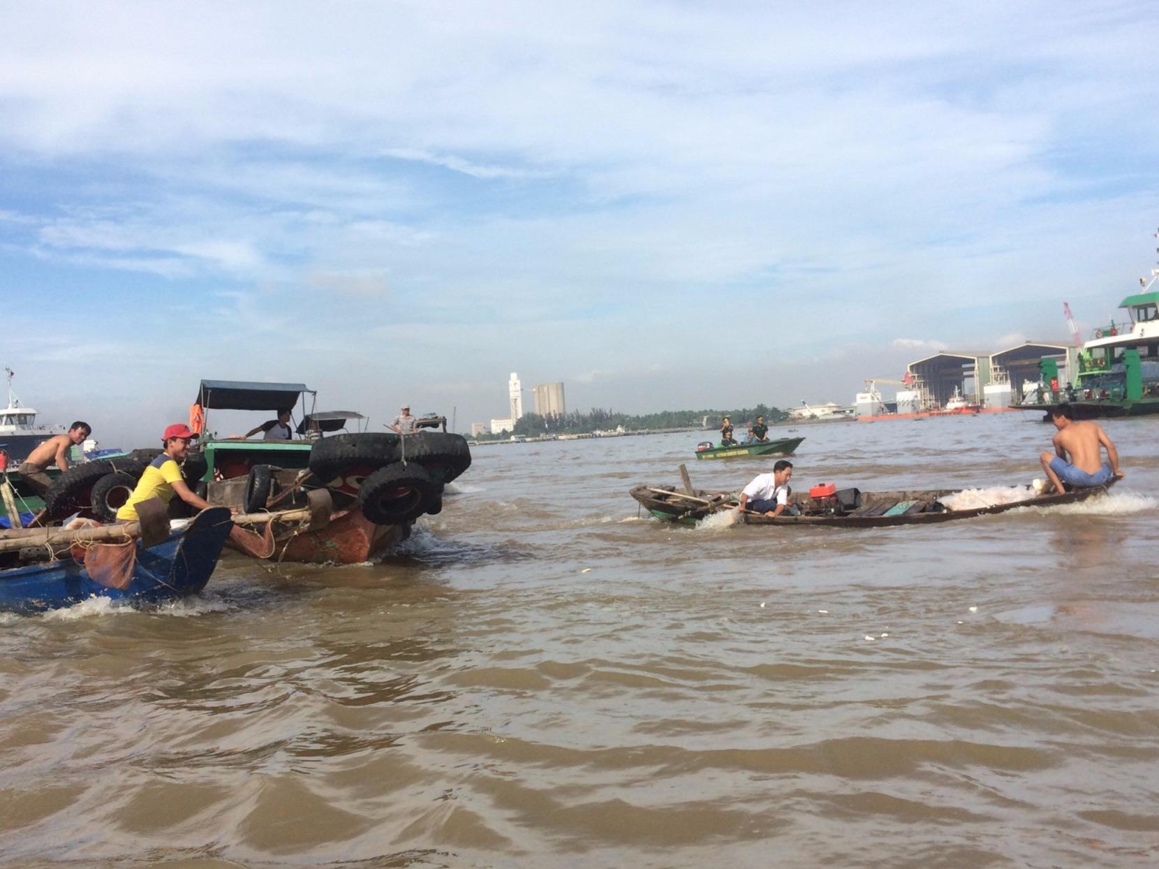 Hai tau va cham tren song Dong Nai, nguoi dan boi ghe di ‘hoi cua’ hinh anh