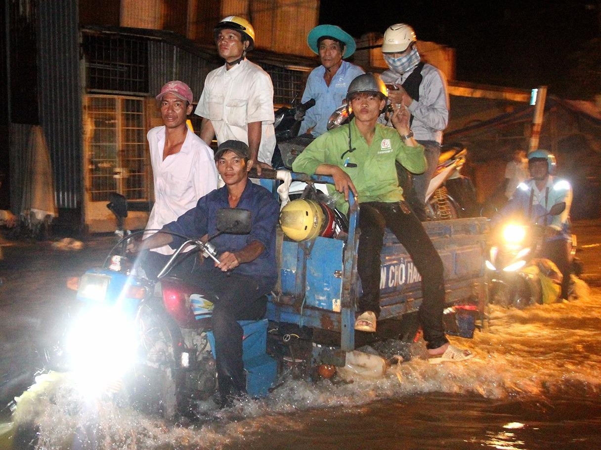 Trieu cuong dang cao, nguoi Sai Gon kho so voi nguon nuoc hoi thoi hinh anh
