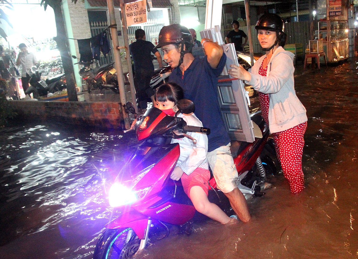 Trieu cuong o Sai Gon anh 3