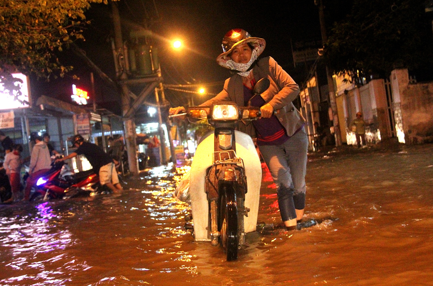 Trieu cuong o Sai Gon anh 2