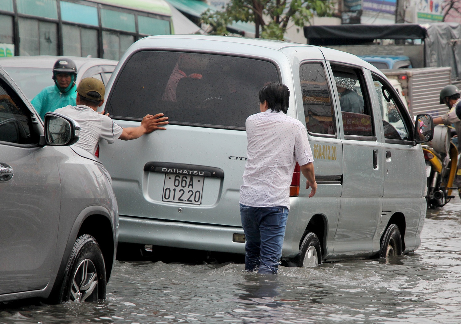 Day oto chet may trong mua lon kem trieu cuong o Sai Gon hinh anh