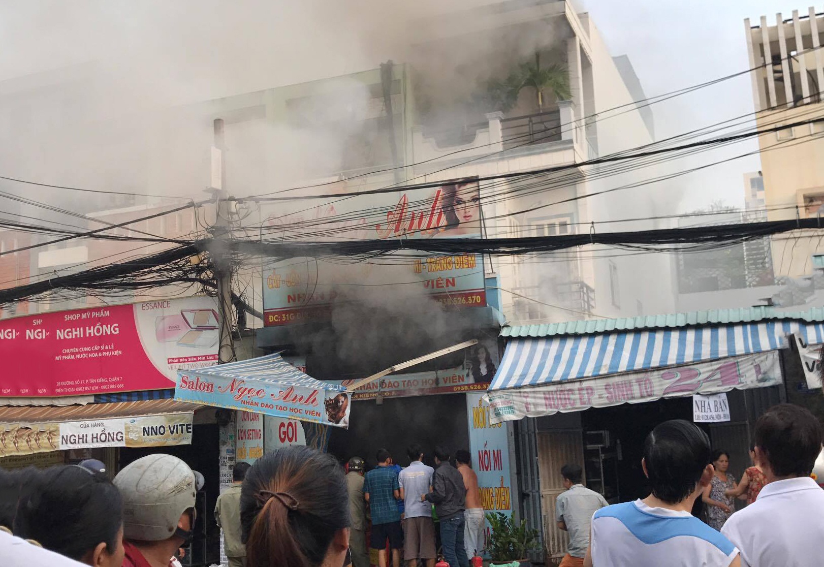 Nhay qua ban cong thoat khoi vu chay tai tiem lam toc o Sai Gon hinh anh