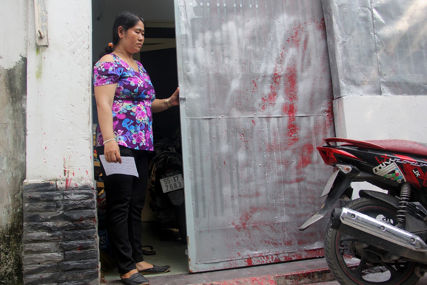 gia dinh bi tat son 10 lan anh 1