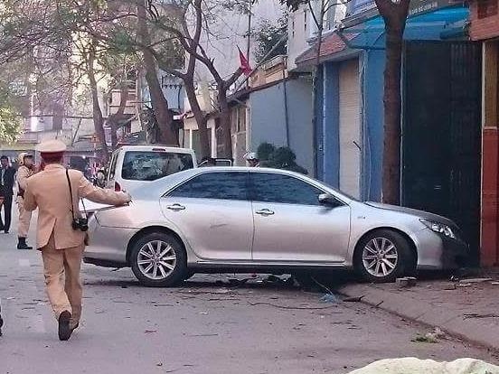 Tai xe say xin lai oto tron CSGT gay nao loan pho Sai Gon hinh anh